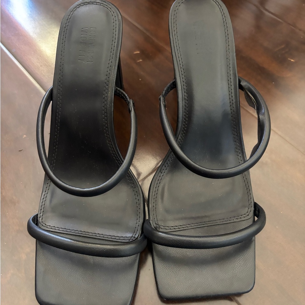 Forever 21 Black Heeled Sandals Modern Design (used)